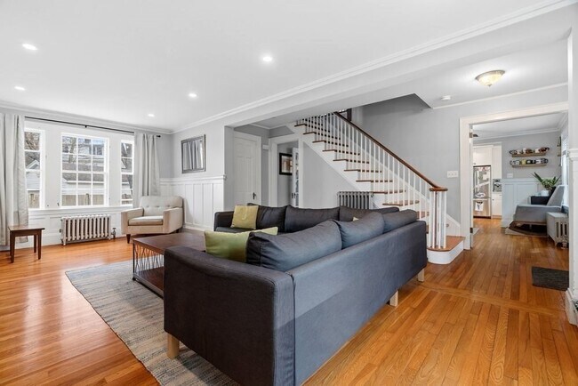 Building Photo - 859 Fellsway W