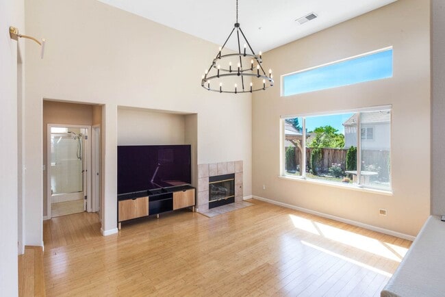 Building Photo - Gorgeous 4 Bedroom with SOLAR in Shadow Lakes!