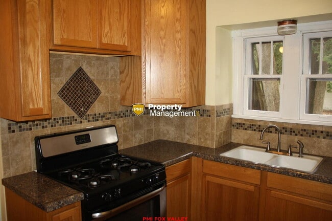 Building Photo - Charming 3 Bedroom Character home.
