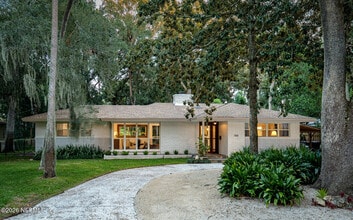 Building Photo - 1565 Park Terrace E