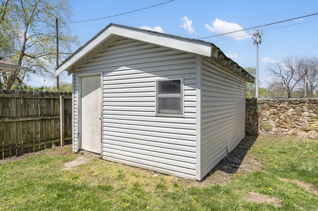 Building Photo - REMODELED 3 Bed | 1 bath | FENCED IN YARD ...