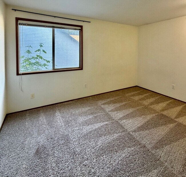 Building Photo - 4 Bed / 2.5 Bath Education hill in Redmond 2-story home $4,095/month