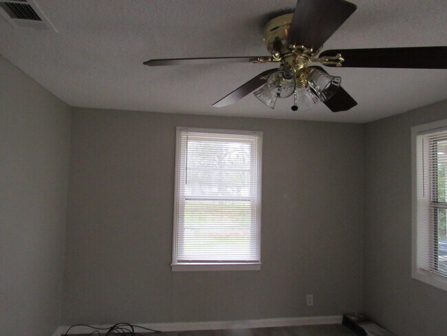 Building Photo - Cute home in Lakeland