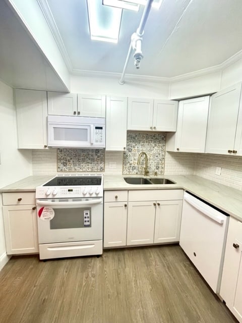 Kitchen - 400 E Colonial Dr