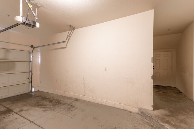 Building Photo - 3 Bedroom First Floor Condo Convenient To Nellis AFB