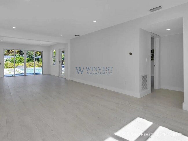 Building Photo - 565 NE 105th St