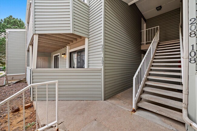 Building Photo - 923 S Zeno Way
