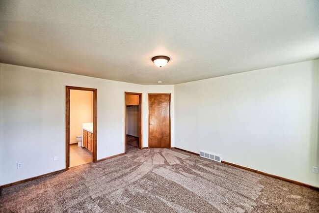 Building Photo - Charming 3 Bedroom Across from Playground & Large Fenced Yard