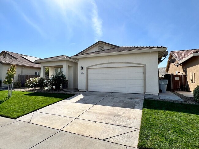 Building Photo - Beautiful 3 Bed, 2 Bath home in highly des...