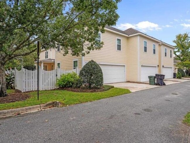 Building Photo - Three Bedroom Townhome in Southwood