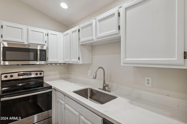Building Photo - 5644 S 41st Pl
