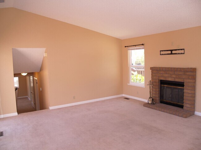 Building Photo - Beautiful West Dublin Home with Spectacula...