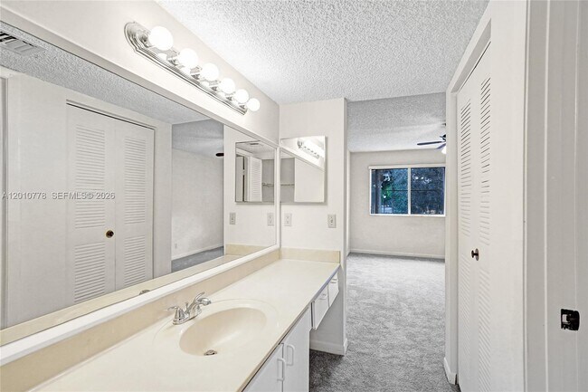 Building Photo - 9901 Westview Dr