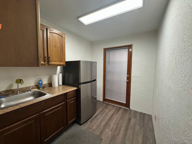 Building Photo - 927 N Swan Rd