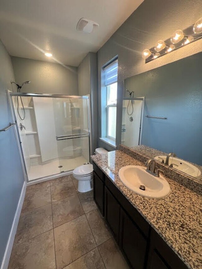 Building Photo - Freshly Painted Larger End Unit Condo for Rent!