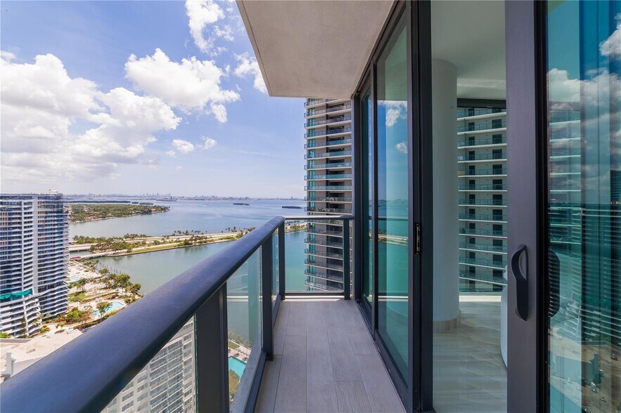 Building Photo - 650 NE 32nd St