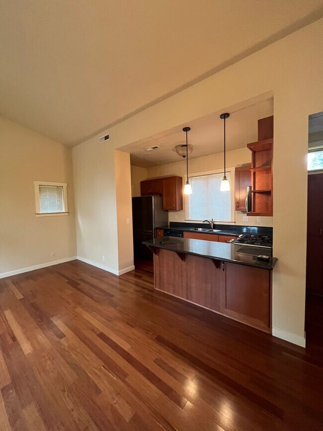 Building Photo - 3-Bedroom Condo in Cal Young