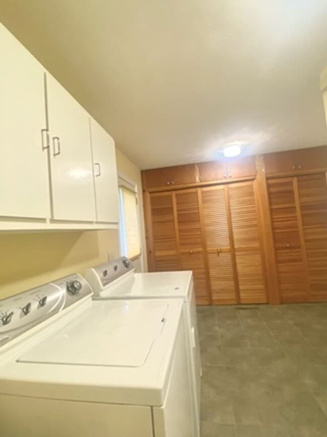 Building Photo - 5 bed / 3.5 bath Ranch House