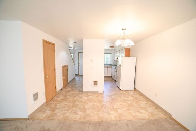 Building Photo - Townhome with Fresh Updates!!