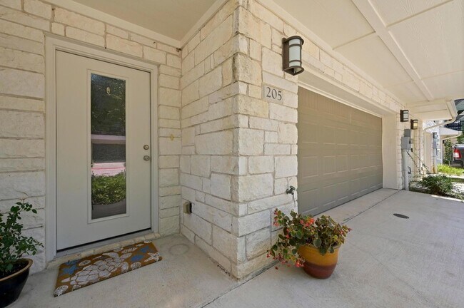 Building Photo - 205 Birch Oak Ln