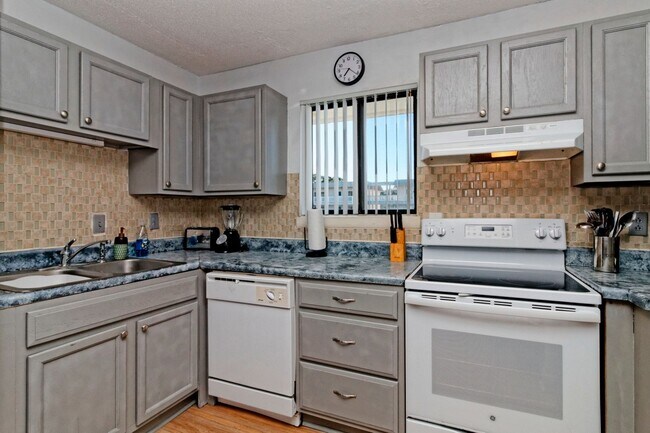 Building Photo - Furnished 2BR/2BA on Hilton Head - Hilton Head Resort Community - Available Now