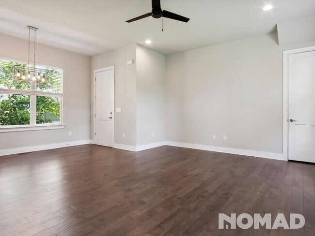 Building Photo - Stunning Modern 2-Bedroom, 2-Bath Apartmen...