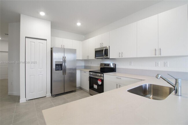 Building Photo - 2729 SE 25th Ave