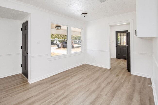 Building Photo - IMMEDIATE MOVE IN!  Cute 2 Bedroom Home wi...