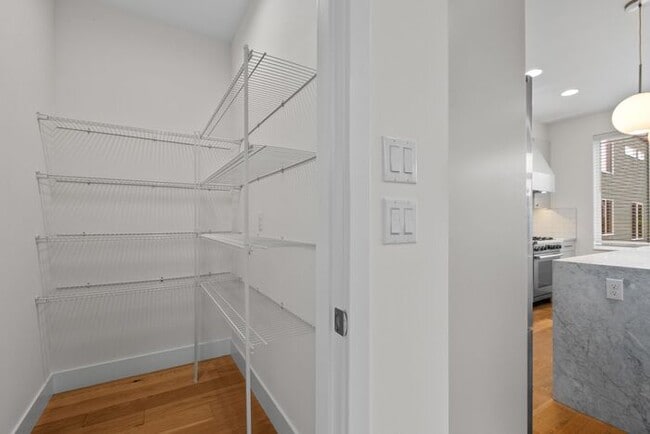 Building Photo - Stunning Modern Air-Conditioned Townhome in Coveted Whittier Heights