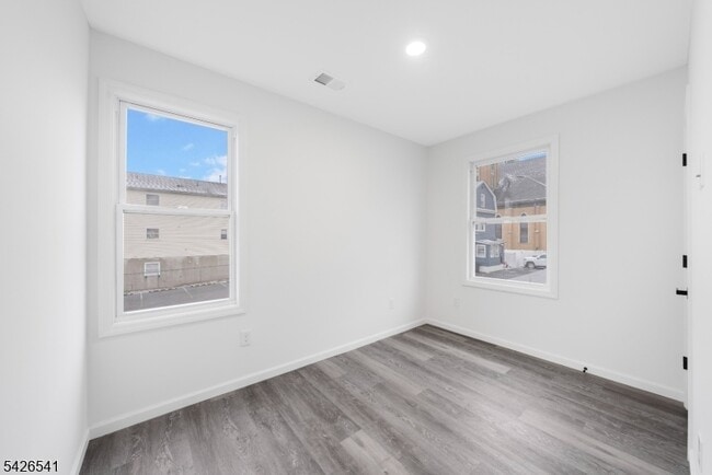 Building Photo - 324 Second St