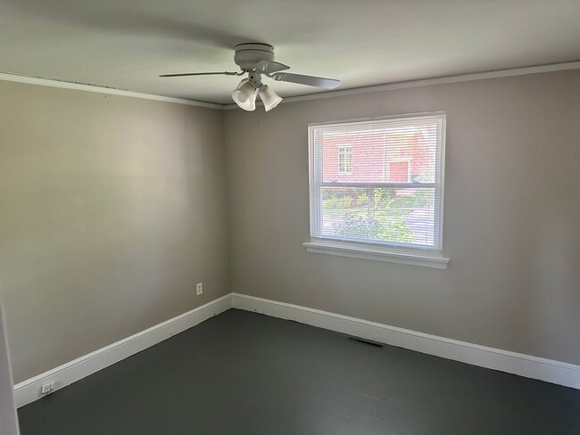 Building Photo - Myers Park Two Bedroom Duplex off S.Kings ...