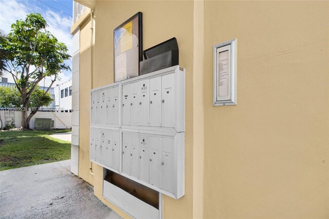 Building Photo - 2230 NE 56th Pl