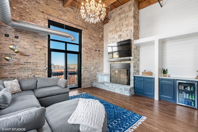 Building Photo - 1259 N Wood St