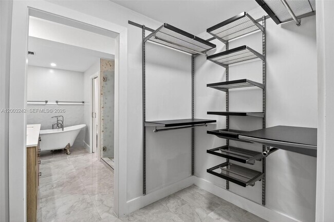 Building Photo - 6090 SW 63rd Ave