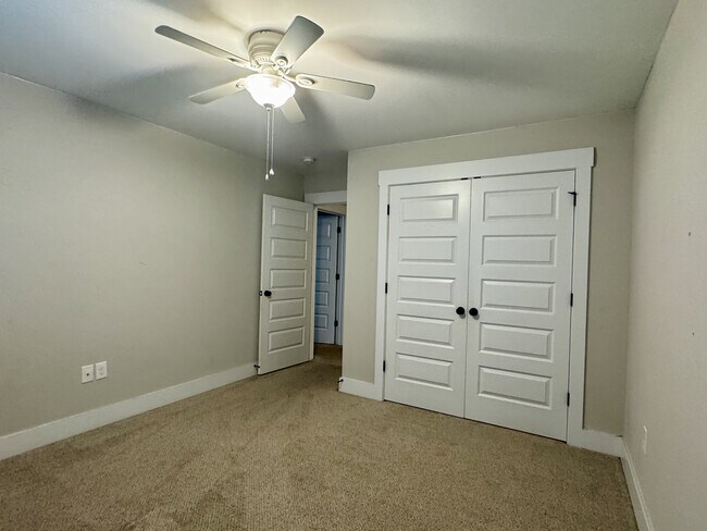 Building Photo - 200 Banks St