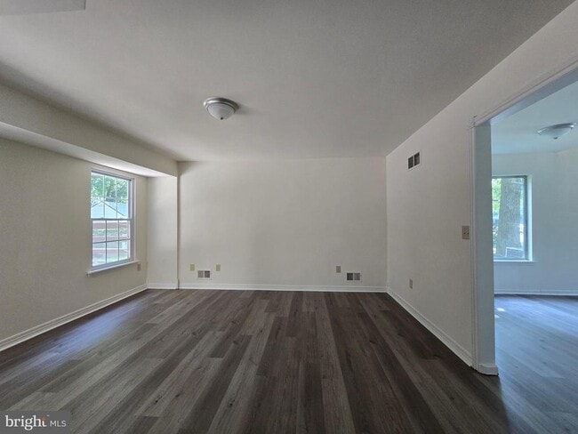 Building Photo - 1417 S Farmview Dr