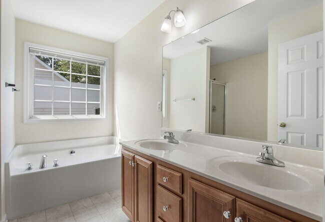 Building Photo - BEAUTIFUL 5 BEDROOM HOME IN HAMPTON PARK