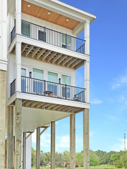 Building Photo - 996 Beach Blvd W