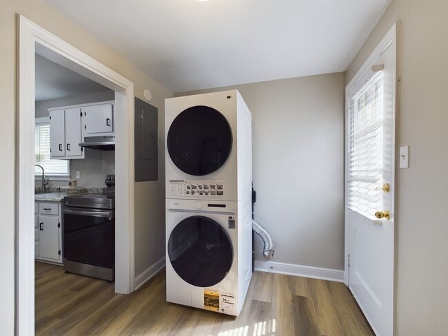 Building Photo - 709 N Parham Rd