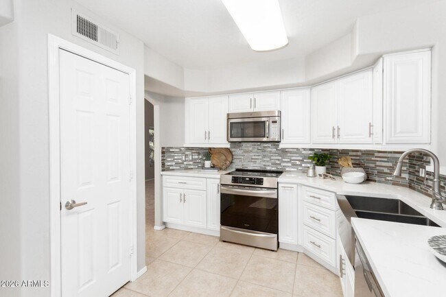 Building Photo - 3611 E Windmere Dr