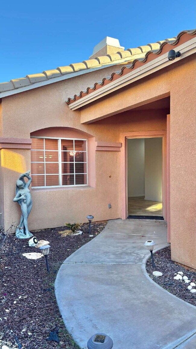 Building Photo - 3 Bedrooms and 2.5 Bathrooms Home on 7th Tee!