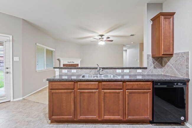 Building Photo - Open Concept living in MIDWAY ISD
