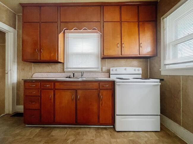 Building Photo - 1317 W Memorial Dr