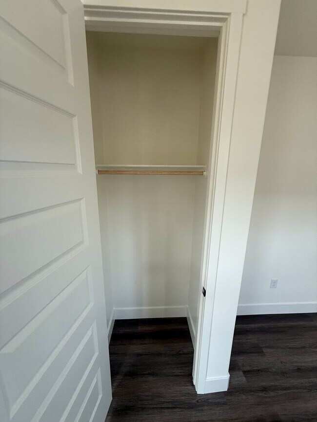 Building Photo - Stunning New-Construction two-story home 5bed 3bath