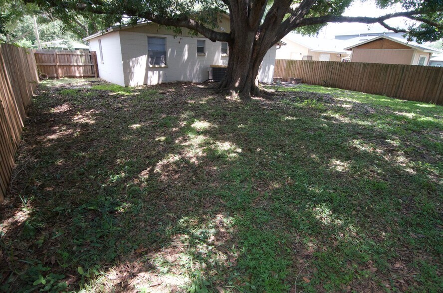 Building Photo - 3624 W Anderson Ave