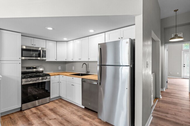 Building Photo - Fully Renovated 2BR in Historic Soulard | In-Unit Laundry | Off-Street Parking
