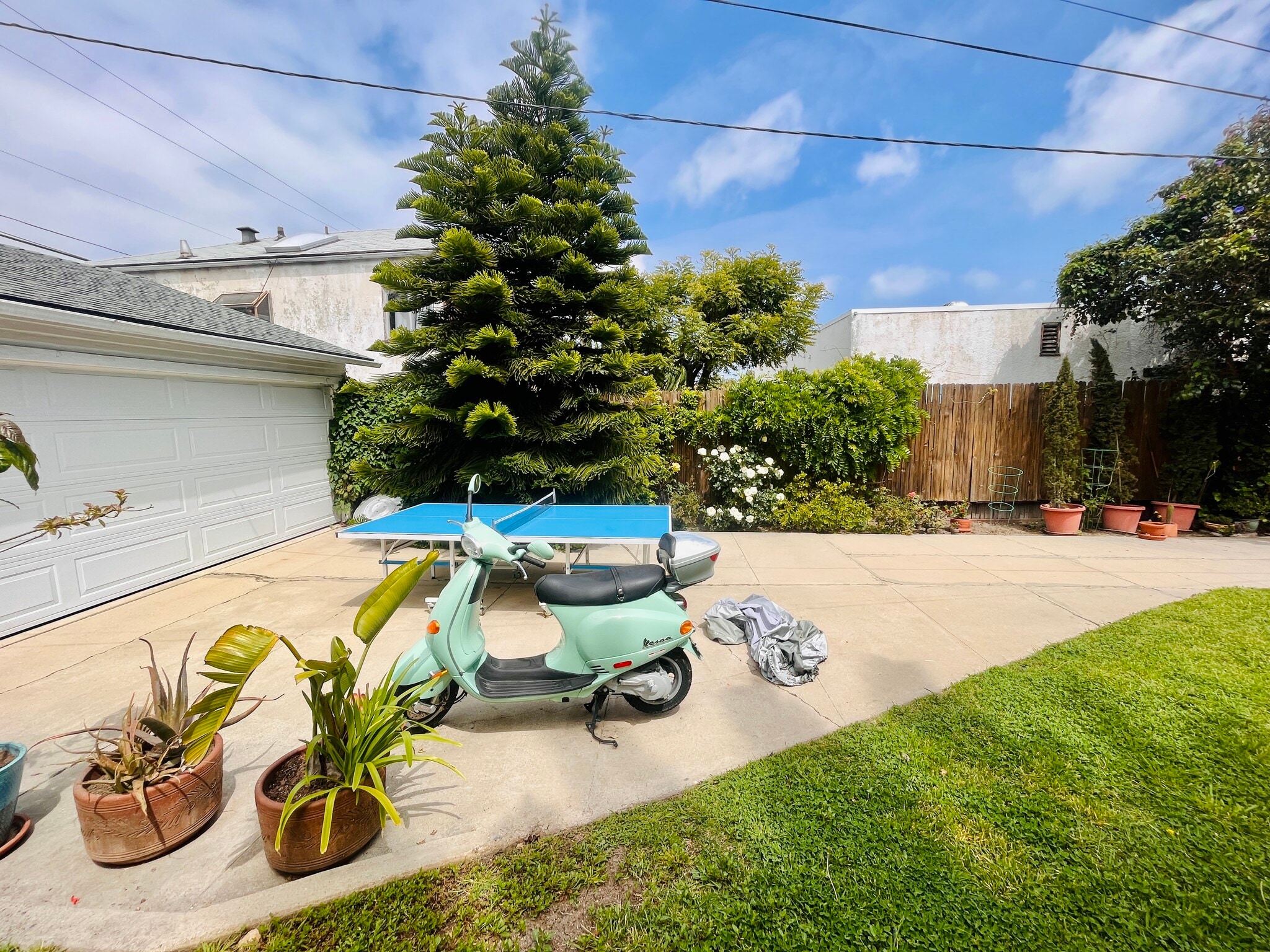 Building Photo - 1042 W 14th St