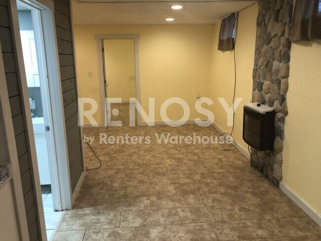 Building Photo - Available July 1st - 1 Bed/1 Bath Triplex in Prior Lake