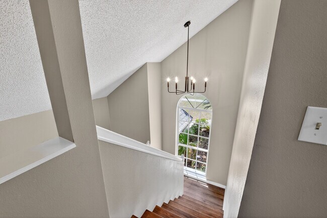 Building Photo - 802 Arietta Cir N