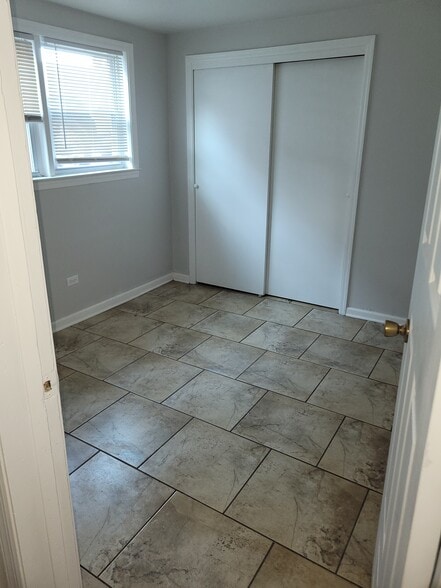 Building Photo - 472 N Wolf Rd